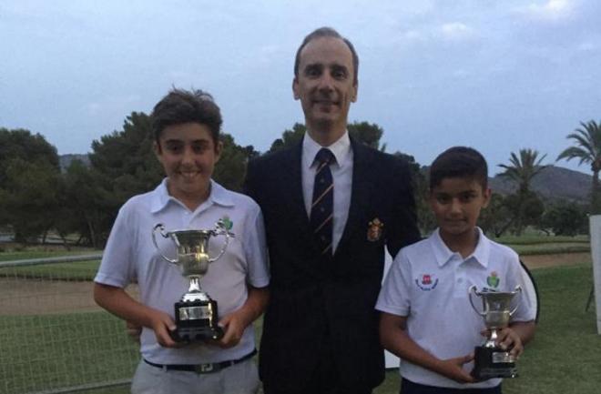 Álvaro Gómez de Linares y Arián Rodríguez, con sus trofeos.