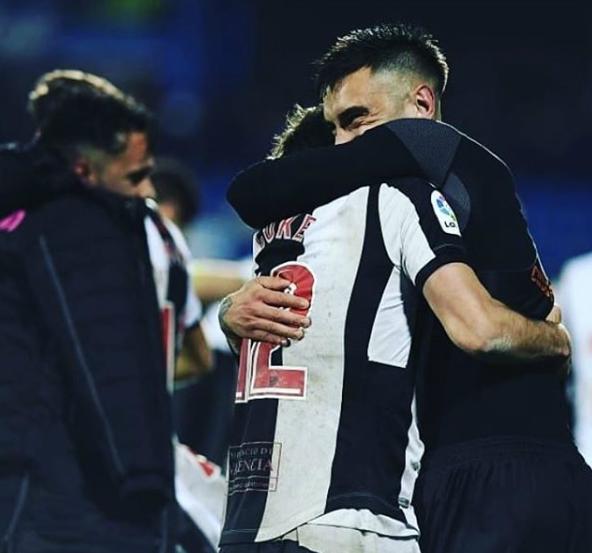 Cabaco abraza a su compañero Coke en el Levante UD.