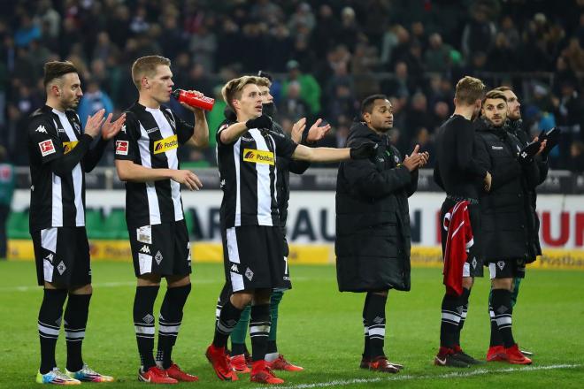 Los jugadores del Borussia Monchengladbach celebran una victoria con su afición.