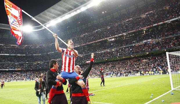 Gabi festeja con la bandera del Atlético la Copa en el Bernabéu.