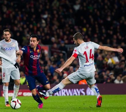 Gabi trata de arrebatarle un balón a Xavi durante un Barcelona-Atlético de Madrid.