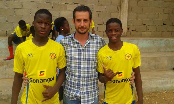Toni Cosano con dos juveniles del Petro de Luanda.