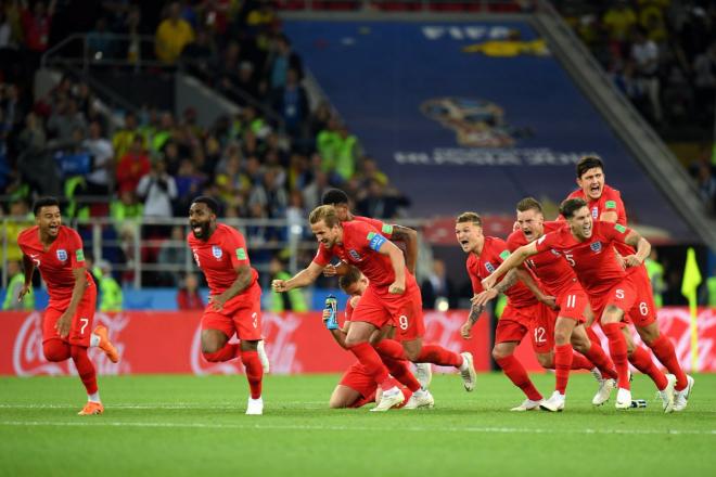 Los jugadores de Inglaterra festejan el último penalti que les da el pase a cuartos.