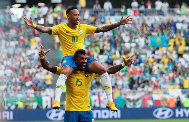 Paulinho coge en hombros a Neymar.