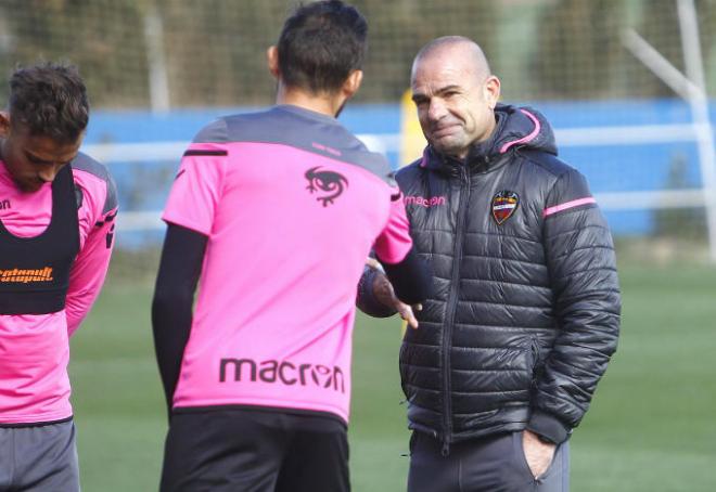 Paco López saluda a José Luis Morales en su primer día como técnico del primer equipo.