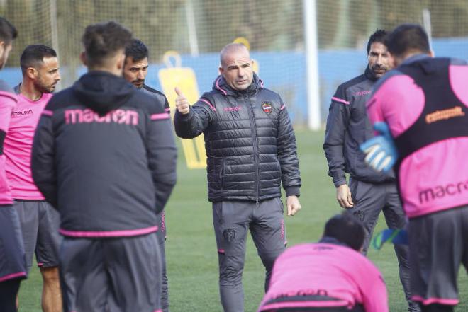 Paco López en un entrenamiento del Levante UD.