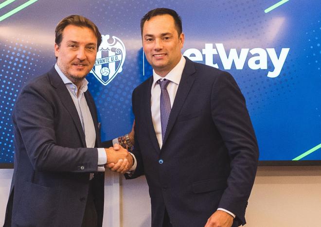 Quico Catalán durante la firma con el CEO de Betway Anthony Werkman (Levante UD).