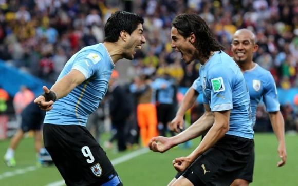 Los jugadores de la selección de Uruguay, Suárez y Cavani celebrando un gol.