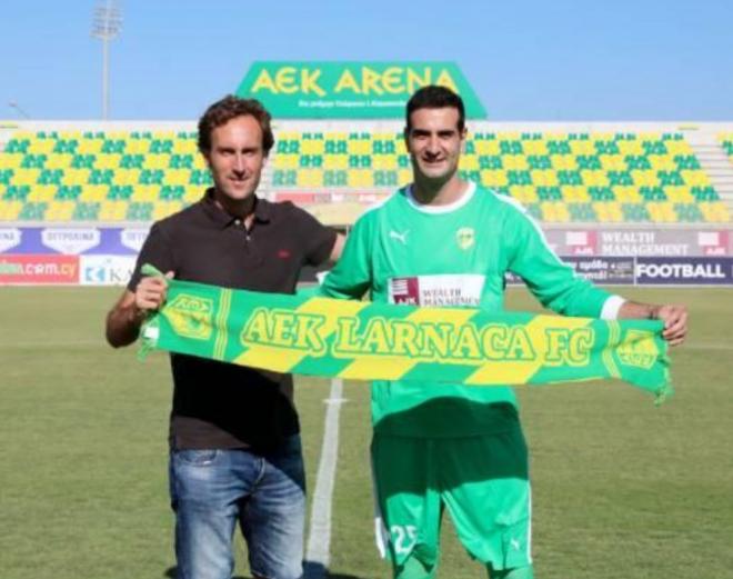 Toño Ramírez con Ander Murillo en su presentacion como jugador del AEK Larnaka.