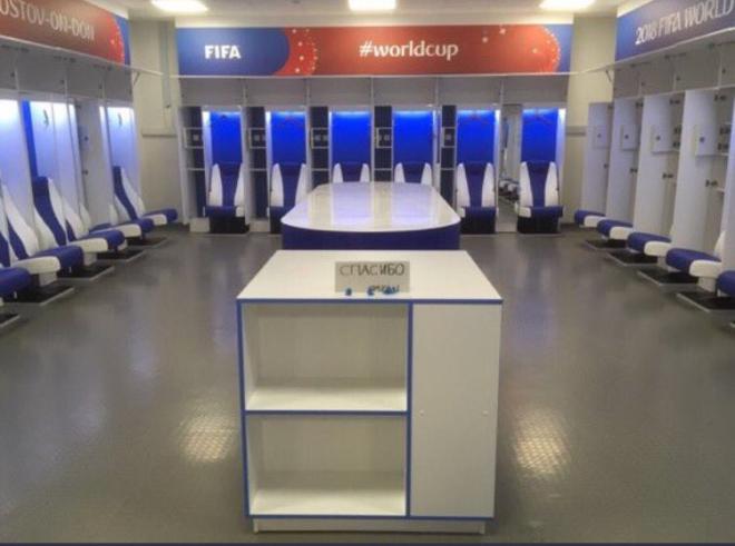 La selección de Japón limpia y recoge el vestuario del estadio Rostov Arena.