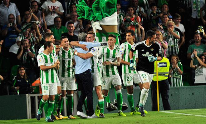 Setién se abraza con Fabián tras un gol del palaciego (Foto: Kiko Hurtado).