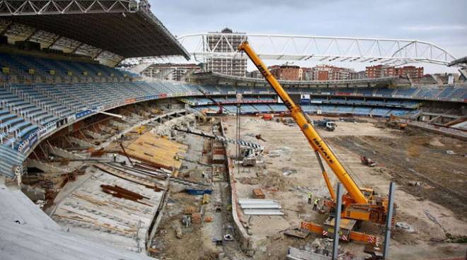Obras en el terreno de juego del estadio de Anoeta (Foto: Real Sociedad).