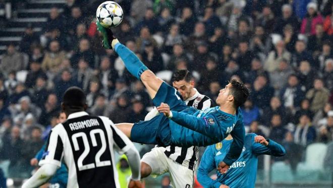 Cristiano Ronaldo remata de chilena en el partido entre Juventus y Real Madrid de cuartos de final de Champions League.