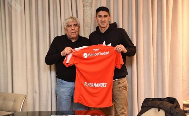 El Tucu posa con la camiseta de Independiente de Avellaneda (Foto: TIA).