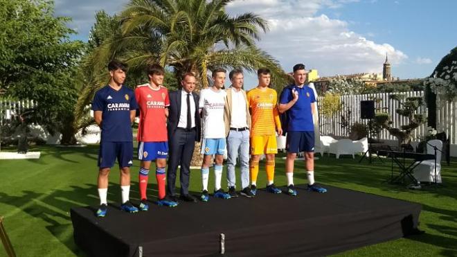 Lapetra, junto a los jugadores del Zaragoza en la presentación de las equipaciones.
