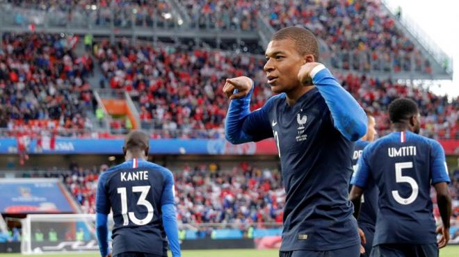 Mbappé celebrando un gol con Francia.