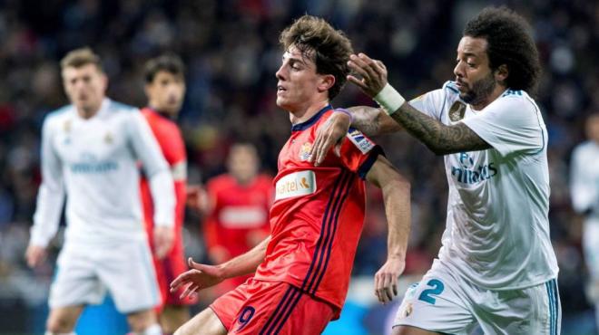 Alvaro Odriozola pugna con Marcelo en la visita de la Real al Bernabéu (Foto: EFE).