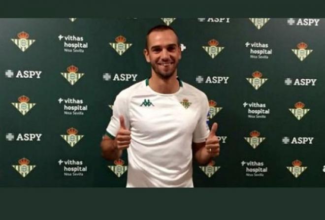 Pau López posa antes de pasar las pertinentes pruebas médicas con el Betis.