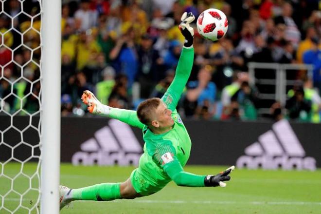 Jordan Pickford evita un gol en la tanda de penaltis en el Colombia-Inglaterra del Mundial de Rusia.