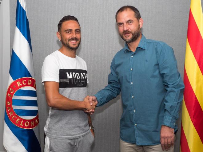 Sergio García posa tras su renovación con el Espanyol junto a Óscar Perarnau.