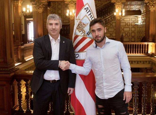 Unai López se saluda tras firmar con el ya expresidente Josu Urrutia (Foto: Athletic Club).