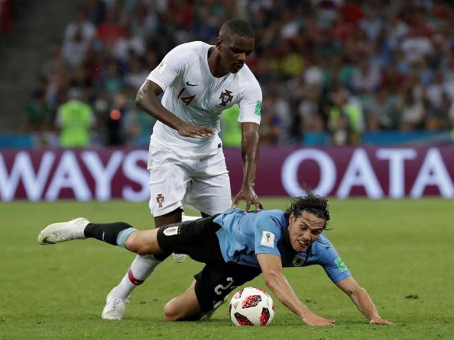 William Carvalho pugna con Cavani durante el Uruguay-Portugal del Mundial.
