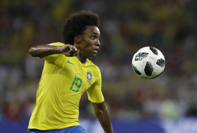 El jugador de Brasil Willian, deseo del Barcelona, controla un balón durante un partido del Mundial.