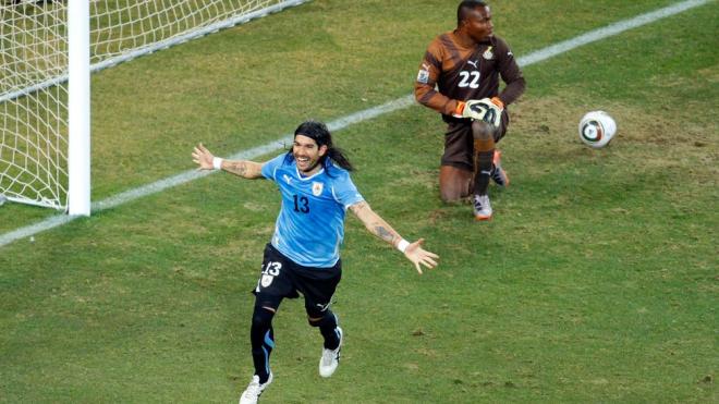 El 'Loco' Abreu celebra su gol en la tanda de penaltis a Ghana que clasifica a Uruguay a las semifinales d