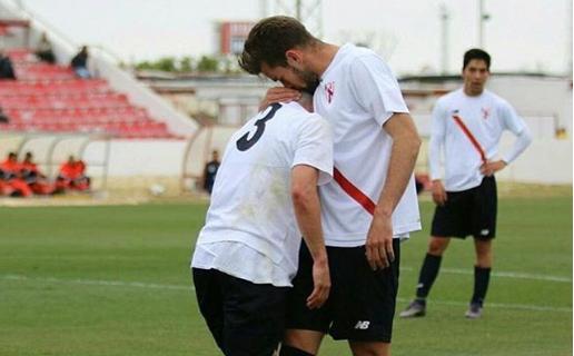 Carrillo celebra un gol con Matos en el Sevilla Atlético.