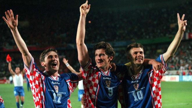 Jarni, Suker y Boban celebran la clasificación de Croacia ante Alemania en los cuartos de Francia 98.