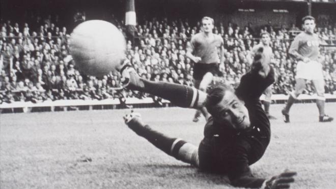 El meta de la URSS Lev Yashin recibe un disparo durante un partido del Mundial 66.