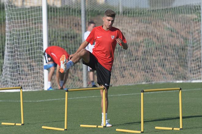 Alejandro Pozo en un entrenamiento del Sevilla (foto: Kiko Hurtado).