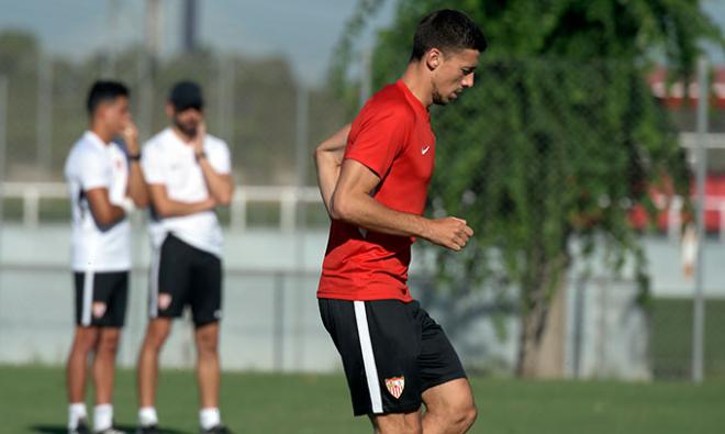 Lenglet, entrenando con el Sevilla en la pretemporada.
