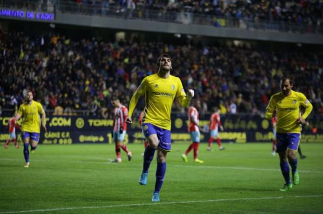Eugeni Valderrama celebra un gol con el Cádiz. (Foto: Cristo García)