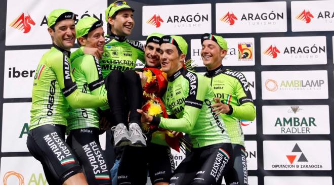 Txoperena, Bravo, Samitier, Barceló y Aberasturi alzan a Bizkarra en el podio de la Vuelta a Aragón (Foto: Euskadi Murias)