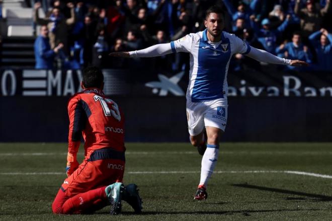 Gabriel Pires celebrando un gol.