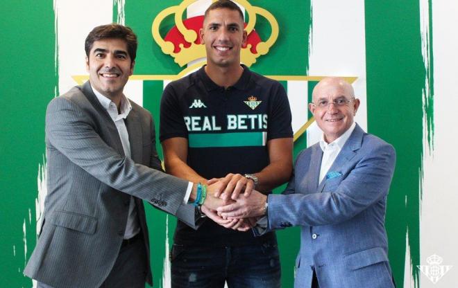 Joel Robles posa junto a Haro y Serra Ferrer (Foto: Real Betis).