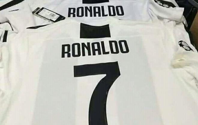 La camiseta de la Juventus, con el dorsal de Cristiano.