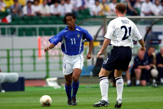 Ronaldinho controla delante de Nicky Butt en el Inglaterra-Brasil de cuartos del Mundial de Corea y Japón.