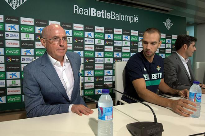 Serra y Pau López, en la presentación del portero (Foto: Kiko Hurtado).