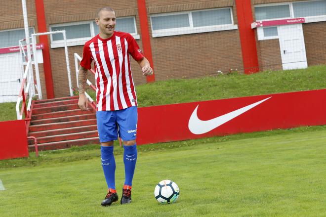 André Sousa es presentado como nuevo jugador del Sporting de Gijón (Foto: Luis Manso).