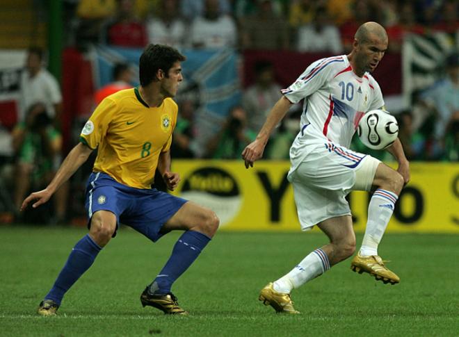 Zinedine Zidane pisa la pelota ante Kaká en el Francia-Brasil de cuartos del Mundial de Alemania 2006.