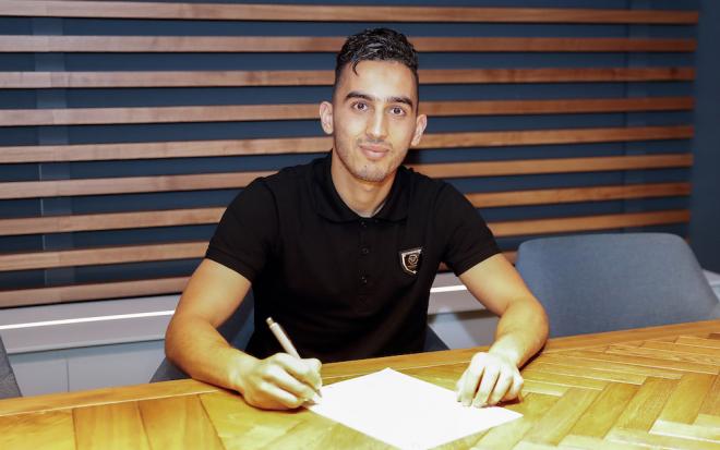 Badr Boulahroud, firmando su contrato con el Málaga (Foto: Málaga CF).