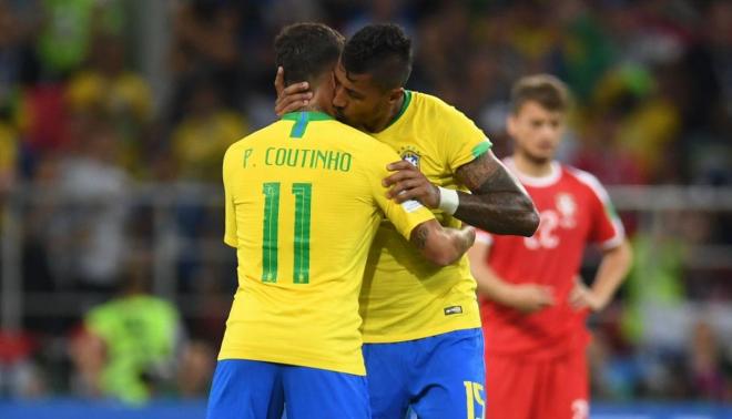 Coutinho y Paulinho, celebrando un gol con Brasil.