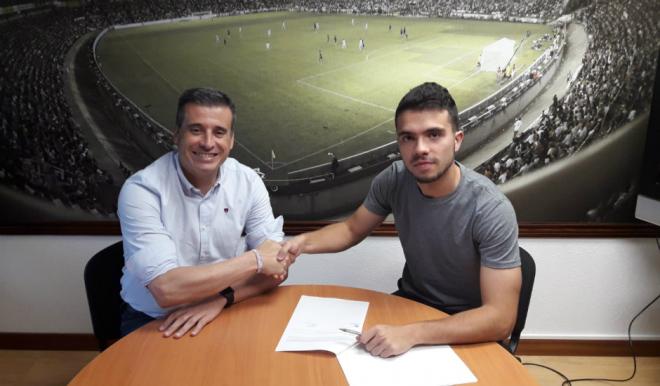 Miguel Ángel Gómez da la mano a Adrián Herrera (Foto: Real Valladolid).