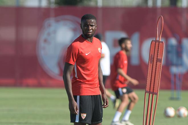Amadou, en un entrenamiento del Sevilla (Foto: Kiko Hurtado).