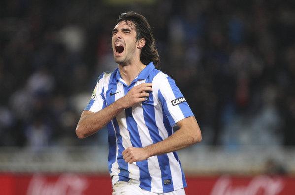 Carlos Martínez celebra un gol con la Real Sociedad.