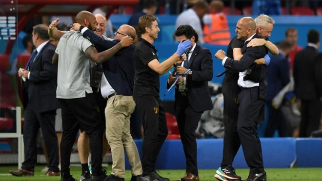 Roberto Martínez celebra con su cuerpo técnico la clasificación para las semifinales del Mundial de Rusia 2018.