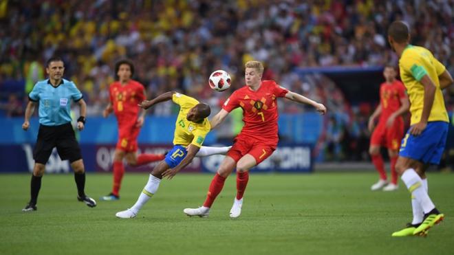 Fernandinho pelea un balón con su compañero en el City De Bruyne durante el Brasil-Bélgica de cuartos de final del Mundial de Rusia.