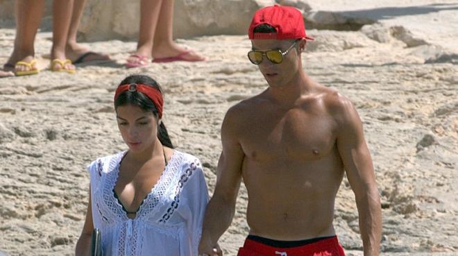 Georgina Rodríguez y Cristiano Ronaldo pasean por la playa en las vacaciones pasadas.